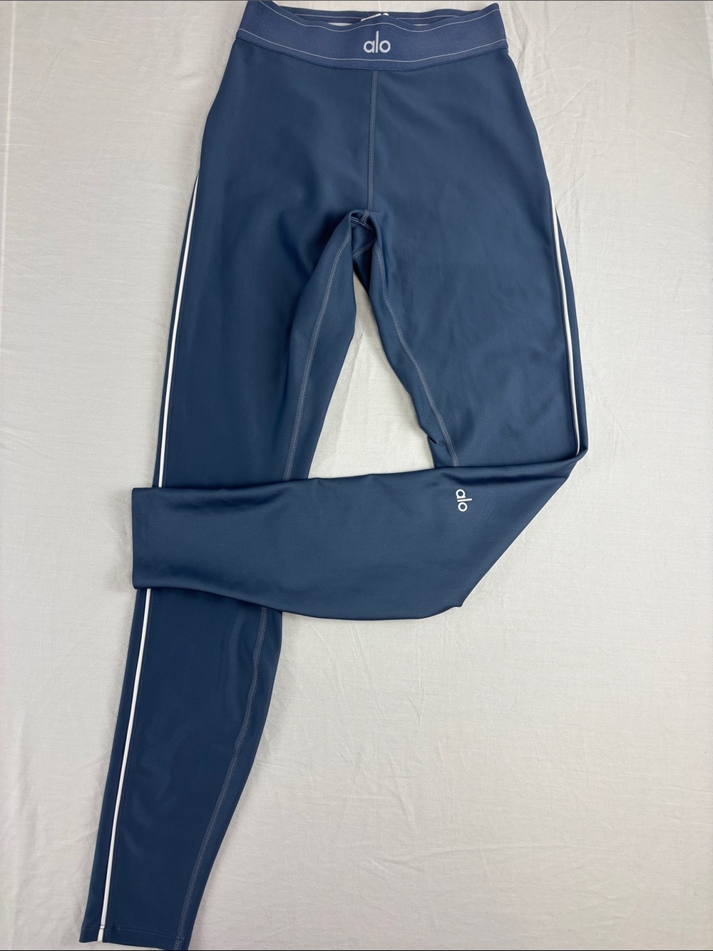 LIKE NEW ALO Yoga Airlift Suit Up High-Rise Leggings in Bluestone White